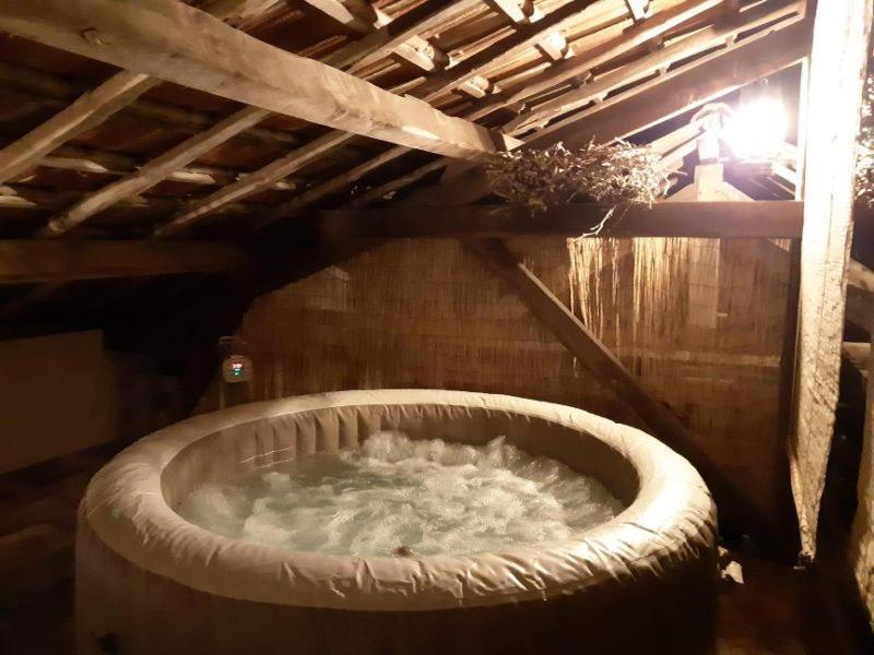 Gîte, jacuzzi&vin au grenier de Madiran Extérieur photo